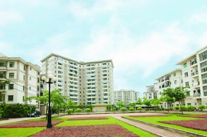 Khu Đô Thị Việt Hưng: Điểm Sáng Bất Động Sản Long Biên 2026 Không gian xanh mát với cây cối và hồ nước trong khu đô thị Việt Hưng