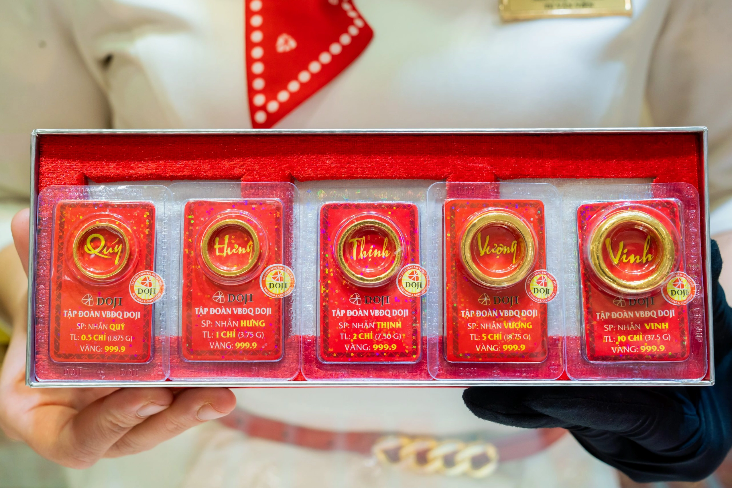 Người dân mua vàng tại cửa hàng Doji