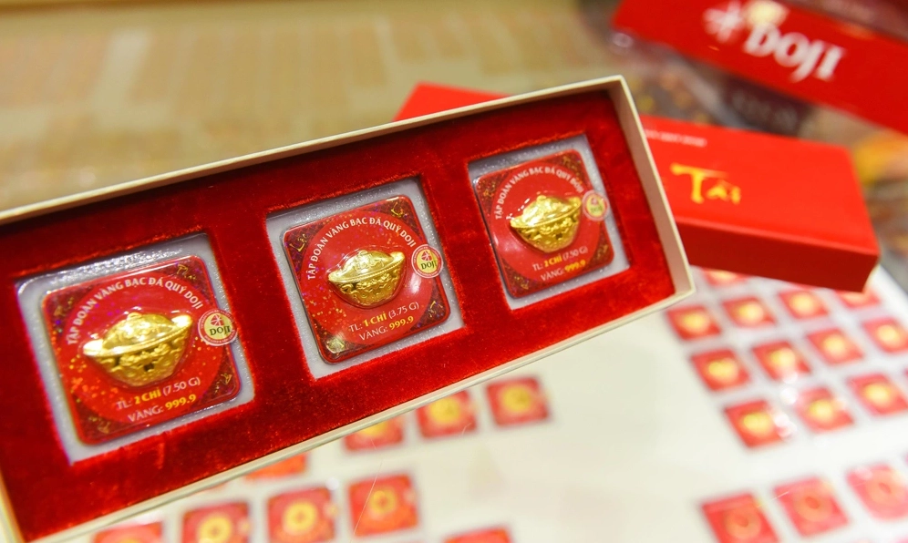 Cập Nhật Giá Vàng Doji 2026: Dự Báo Xu Hướng và Phân Tích Chuyên Sâu Người dân xem giá vàng tại cửa hàng