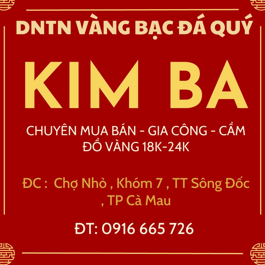 Người dân xem giá vàng tại cửa hàng