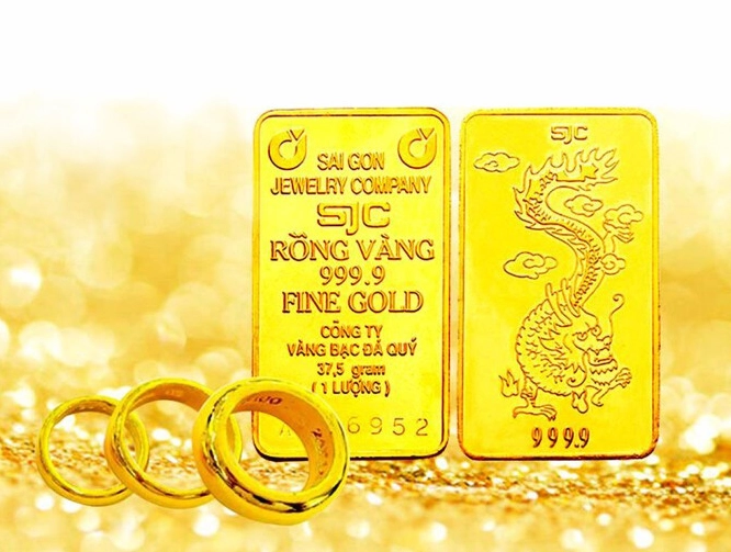 Người dân xem giá vàng tại cửa hàng