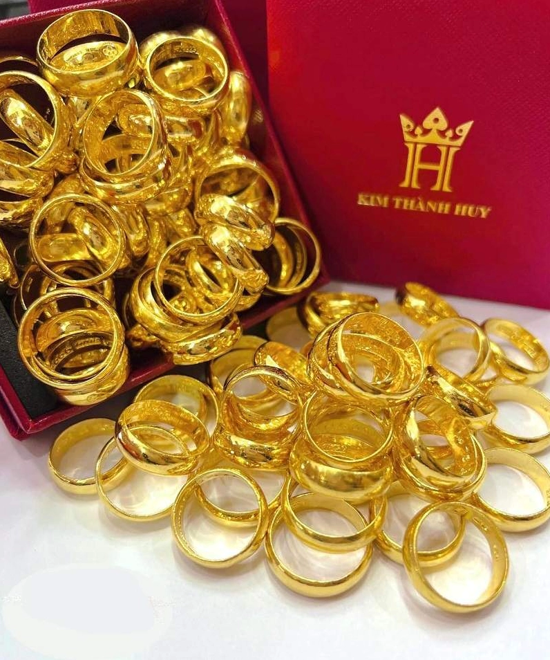 Giá Vàng Kim Thành Huy Hôm Nay 2026: Dự Báo Và Phân Tích Chi Tiết Người dân xem giá vàng tại Kim Thành Huy
