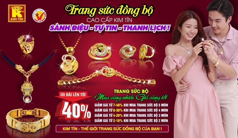 Người dân xem giá vàng tại một cửa hàng ở Cao Bằng