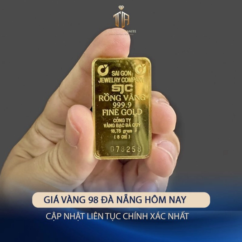 Giá vàng 98 hôm nay: Dự báo và Phân tích chi tiết 2026 Người dân xem giá vàng tại quầy giao dịch