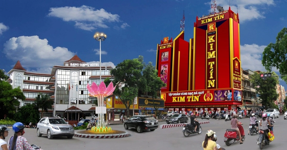 Vàng Kim Tín 2026: Giá Cập Nhật, Dự Báo và Lời Khuyên Đầu Tư Người tiêu dùng xem xét sản phẩm vàng tại cửa hàng