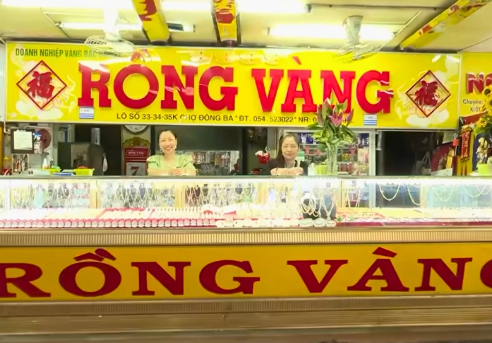 Rồng Vàng Huế: Biểu Tượng May Mắn và Văn Hóa Độc Đáo Rồng Vàng Huế trang trí lộng lẫy
