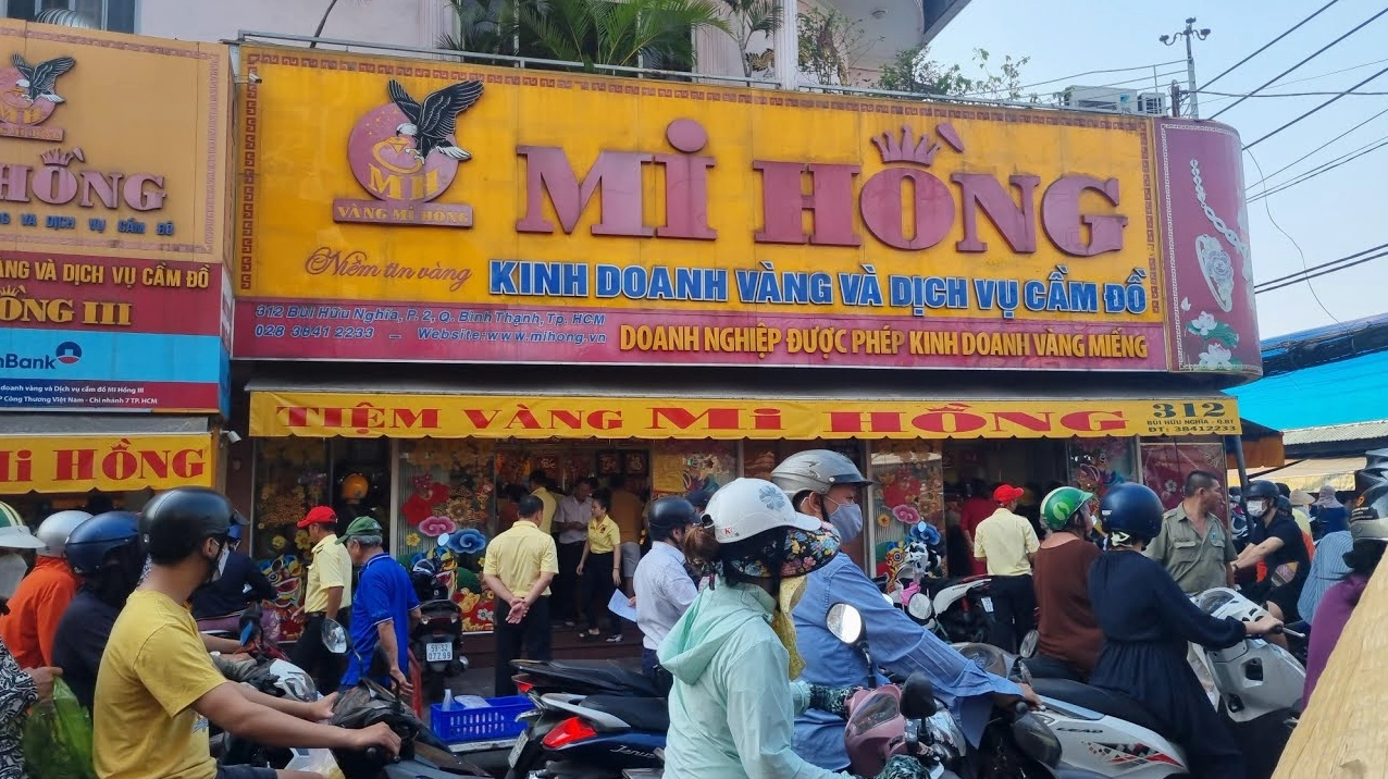 Trang sức đá quý tại tiệm vàng Mi Hồng